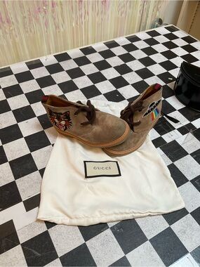 Gucci Kids Tan Suede Ankle Boots with Embroidered Cat and Rainbow Patch